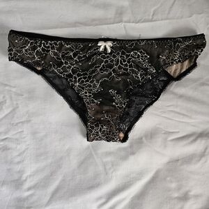 NWT VICTORIA'S SECRET CHEEKINI LACE S